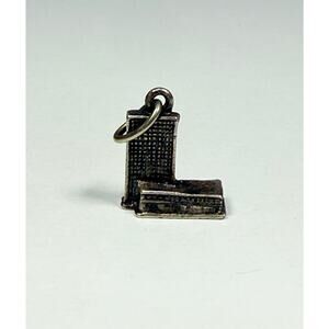 Vintage Beau United Nations Building New York Sterling Charm 3.08grams (21)
